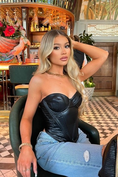 Jane, beautiful Russian escort who offers girlfriend experience in Rome