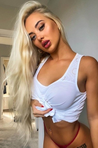 Avrora, beautiful Russian escort who offers oral job in Rome